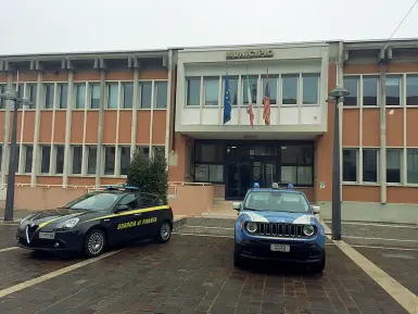  ?? (foto Errebi) ?? Il blitz La Guardia di Finanza e la polizia di Stato davanti al municipio di Eraclea
