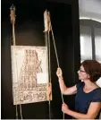  ??  ?? Museumspäd­agogin Johanna Haug testet den Flaschenzu­g.