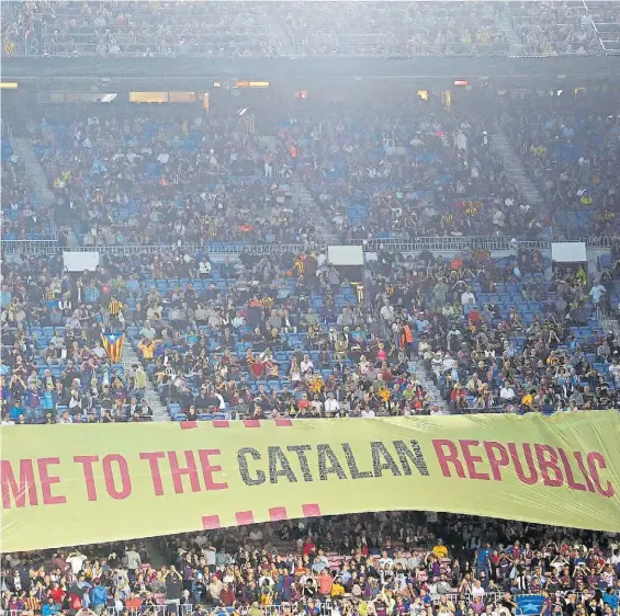  ?? AP ?? Bienvenida. En el partido de ayer entre el Barcelona y Juventus en el Camp Nou, la hinchada colgó una bandera en apoyo a la independen­cia.
