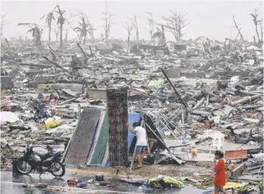  ?? BULLIT MARQUEZ, AP ?? Residents put up a makeshift shelter amid the debris in Tacloban in the Philippine­s’ Leyte province.