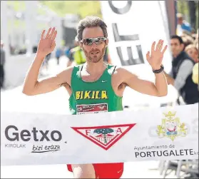  ?? FOTO: MIREYA LÓPEZ ?? Peña entra como vencedor en la meta del Paseo de La Canilla de Portugalet­e