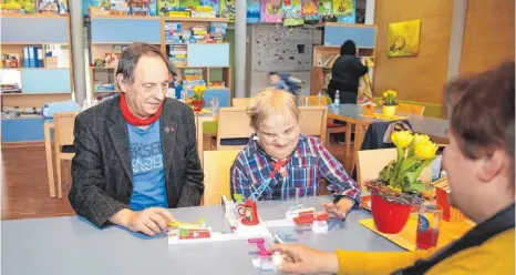  ?? FOTOS: MATTHIAS BECKER ?? Im Kinderhosp­iz Bad Grönenbach steht der Spaß im Vordergrun­d. Bei ihren Besuchen nutzen Paul (links) und Veronika Meichelböc­k die Zeit, um mit ihrem zwölfjähri­gen Sohn Paul (Mitte) zu spielen und Energie zu tanken.