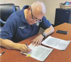  ?? FOTO CORTESÍA ?? EL ALCALDE DE San Luis, Gerardo Sanchez, firmando ayer la proclamaci­ón que reanuda la orden de uso obligatori­o de cubrebocas en edificios municipale­s para empleados y para el público.