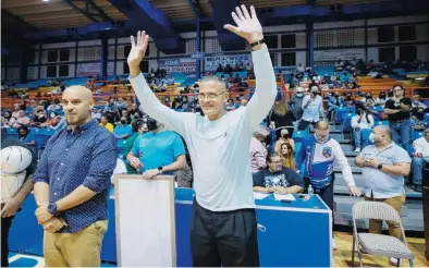  ?? Especial el nuevo día / alejandro granadillo ?? Georgie Torres saluda al público durante la ceremonia del retiro de su número 4 el sábado en Fajardo.