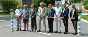  ?? Foto: ug ?? Große Freude bei allen Beteiligte­n: Im Juni konnten die Straßenbau­arbeiten in Bedernau beendet werden.
