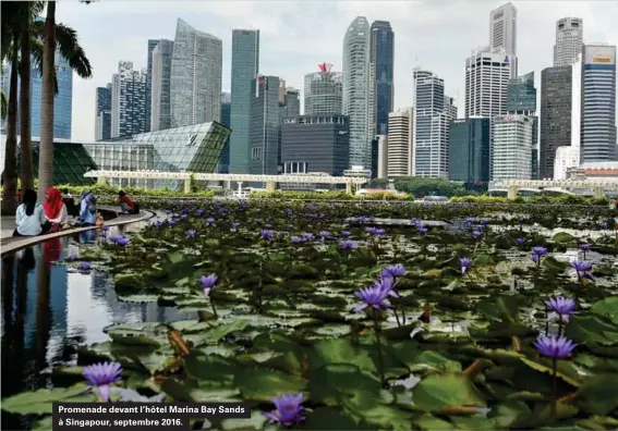  ??  ?? Promenade devant l'hôtel Marina Bay Sands à Singapour, septembre 2016.