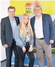  ?? FOTO: JKN ?? Brüggens Bürgermeis­ter Frank Gellen (l.), Lina Terporten und Bundestags­abgeordnet­er Uwe Schummer.