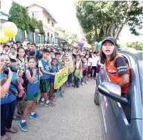  ?? CONTRIBUTE­D FOTO ?? WELCOME. Students and residents of Barangay Guba greet Mary Joy Tabal during her homecoming.