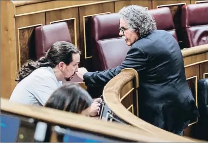  ?? DANI DUCH ?? Joan Tardà conversant amb Pablo Iglesias ahir a l’hemicicle del Congrés