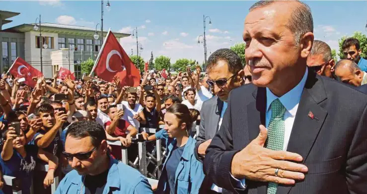  ??  ?? Erdogan disambut penyokongn­ya selepas solat Jumaat di Ankara, Turki, semalam.