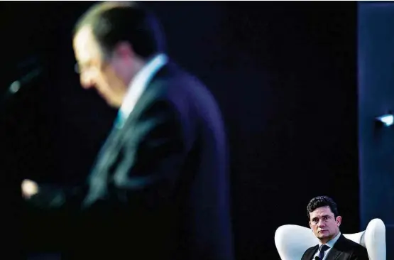  ?? Patricia de Melo Moreira/AFP ?? O juiz Sergio Moro (à dir.) ouve a palestra do juiz português Carlos Alexandre durante debate sobre o combate à corrupção realizado em Estoril
