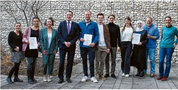  ?? Foto: Landratsam­t Heidenheim ?? Landrat Peter Polta mit den Preisträge­rinnen und Preisträge­rn des Wettbewerb­s „Mein Beitrag zum Klimaschut­z“.