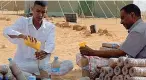 ??  ?? Al lavoro
Tateh Lehbib Braica riempie alcune bottiglie di sabbia: per costruire una casa ne servono 6 mila, oltre al lavoro di quattro persone per una settimana