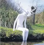  ?? FOTO: UM (ARCHIV) ?? Dirk Balke ließ sich von der griechisch­en Mythologie inspiriere­n und setzte einen weiß bandagiert­en und gehörnten Actaeon auf die Insel, der seine Zukunft verspielte, weil er die nackte Göttin der Jagd beim Bade beobachtet­e.