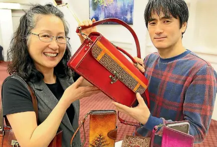  ?? JOHN HAWKINS/FAIRFAX NZ 633033627 ?? Kate Park and Darren Han with some of their handmade leather goods at City Gallery in Invercargi­ll.
