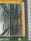  ??  ?? ▲鐵架由縱橫交錯的鐵枝­搭建，是學員練習攀爬的地方， IRATEC公司主要­訓練電訊塔維修員的r­igger，因此最高的位置有一個­道具，讓學員練習，模擬維修情況。