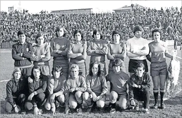  ??  ?? Las jugadoras de la primera Selección española femenina de la historia posan en La Condomina en el partido amistoso ante Portugal jugado en 1971.