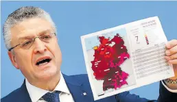  ?? Dpa-BILD: Kumm ?? RKI-Präsident Lothar Wieler hält vor der Bundespres­se eine Grafik mit den neuesten Corona-Zahlen hoch.
