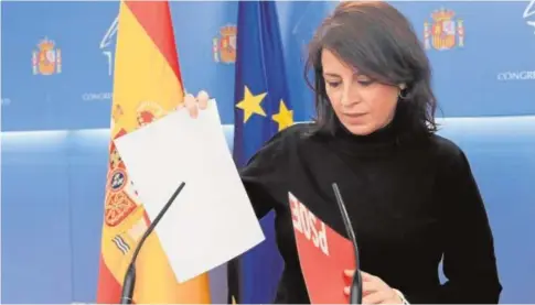  ?? POOL ?? La portavoz del PSOE, Adriana Lastra, ayer en rueda de prensa en el Congreso de los Diputados