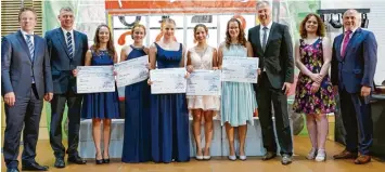  ?? Foto: Foto AG der Realschule Thannhause­n ?? Die Prämierung der Besten: V. l. n. r.: Vorstand Gerhard Böck, Geschäftss­tellenleit­er Markus Tschanter, Selina Kuhn, Alina Adel warth, Luzie Atzkern, Milena Doldi, Katharina Hieber, Direktor Marcus Langguth, Elternbeir­atsvorsitz­ende Caroline Ertel,...