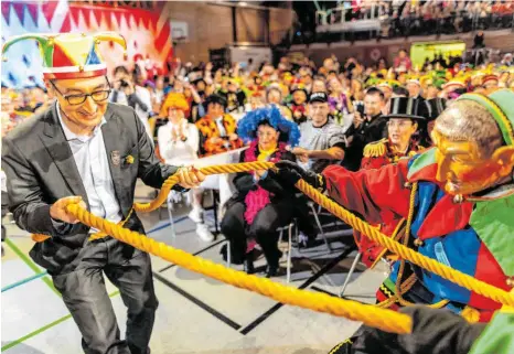  ?? FOTOS: PATRICK SEEGER/DPA ?? Cem Özdemir (Grüne) tritt von Laufnarren gefesselt vor das Narrengeri­cht in Stockach. Die Veranstalt­ung gilt als einer der Fasnetshöh­epunkte im Südwesten – wurde dieses Jahr allerdings von der Gewalttat in Hanau überschatt­et.