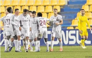  ?? LA LIGA ?? Los jugadores del Albacete celebran un gol anoche