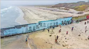  ??  ?? ROSTROS MIGRANTES. En Tijuana, Baja California, colectivos pintaron un mural en honor de los migrantes que cruzaron hacia Estados Unidos.