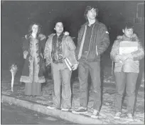  ?? GETTY IMAGES ?? Students wait for a school bus at 7:35 a.m. in Queens, New York, during the daylight saving experiment of 1974.