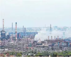  ?? FOTO: UNCREDITED/AP/DPA ?? Das Stahlwerk Azovstal wird von der russischen Armee angegriffe­n. Neben ukrainisch­en Kämpfern halten sich dort immer noch Zivilisten auf. Ein Teil von ihnen konnte die Anlage nun verlassen.