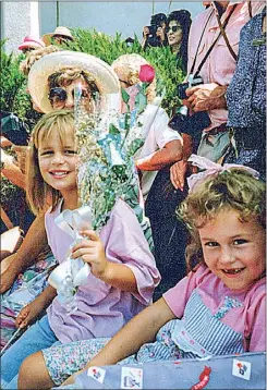  ?? ?? Above left: Nyssa and Emma Mcphail with their grandmothe­r Dorothea Cafe with hat and sunglasses on behind them. Above right: The children got their wish and were able to present the rose personally to Her Majesty