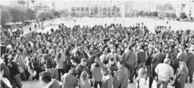  ??  ?? Los trabajador­es sindicaliz­ados del Ayuntamien­to de Torreón se manifestar­on en la explanada de la Plaza Mayor