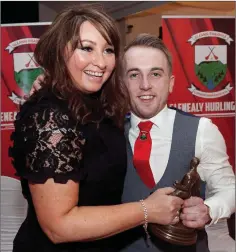  ??  ?? Gráinne O’Neill presenting the Senior Player of the Year award to Emmet Byrne.