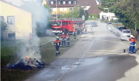  ?? Foto: Peter Wieser ?? In Action und voll bei der Sache, auch wenn es nur ein brennender Heuhaufen war: Die Jugend der Freiwillig­en Feuerwehr Münsterhau­sen hatte die Sache jederzeit fest im Griff.