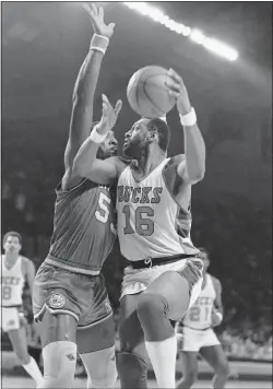  ?? STEVE PYLE — ASSOCIATED PRESS FILE ?? Milwaukee’s Bob Lanier (16) moves to the basket as 76ers center Darryl Dawkins defends during a 1981 playoff game in Milwaukee.
