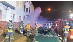  ?? FOTO: SAMLA ?? Kellerbran­d in dem Haus St Töniser Str. 135: Das Foto entstand beim zweiten Einsatz der Feuerwehr, denn es brannte in dem Keller zweimal.