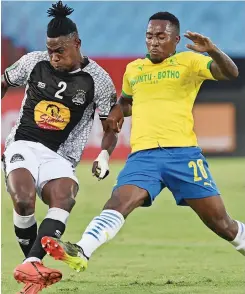  ?? SYDNEY MAHLANGU BackpagePi­x ?? LEBOHANG Maboe of Sundowns tussles with Arsene Zola Kiaku of TP Mazembe at Loftus Versfeld in Pretoria last night. |