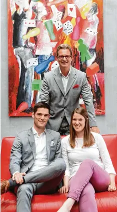  ?? Fotos: Bernhard Weizenegge­r ?? Horst Walz (Mitte) hat zwei seiner Kinder in die Firma geholt: Fabian Walz (links) und Stephanie Dengler.