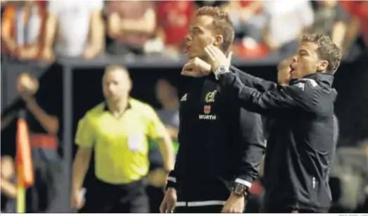  ?? JESÚS DIGES / EFE ?? Rubi, entrenador del Real Betis, protesta durante una de las acciones del partido en El Sadar.