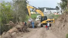  ??  ?? OBRA. La maquinaria del Municipio contribuye con la ampliación.