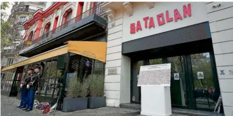  ?? FOTO: TESSIER/DPA ?? Bei den IS-Anschlägen im Bataclan-Konzertsaa­l in Paris, in Bars und am Stade de France wurden vor sieben Jahren 130 Menschen getötet.