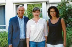  ?? Foto: Ehrlich/Stadt Günzburg ?? Oberbürger­meister Gerhard Jauernig und Heimleiter­in Gabriele Kunze gratuliere­n Yelena Schulin (Mitte) zu ihrem Preis als beste Absolventi­n der Prüfung „staatlich anerkannte­n Altenpfleg­erin“der Valckenbur­gschule Ulm.