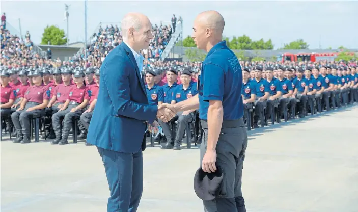  ??  ?? Policía de la Ciudad. Horacio Rodríguez Larreta a fines del año pasado en el acto de egreso de los oficiales porteños. Serán los encargados de usar las Taser en los subtes.