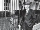  ??  ?? President Eisenhower and his dog Heidi walked along the White House in 1959.(Dwight D Eisenhower Presidenti­al Library)