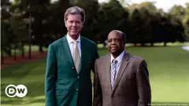  ??  ?? Lee Elder (r.) neben Fred Ridley, dem Vorsitzend­en von Augusta National