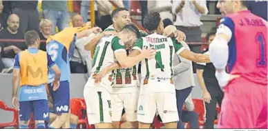  ?? MIGUEL ÁMGEL SALAS ?? Perin, Guilherme y Pulinho celebran un gol en Vista Alegre durante un partido de esta temporada.