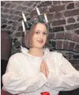  ?? FOTOS: DPA ?? Minnie van den Muyzenberg stellt regelmäßig die Heilige Lucia dar.