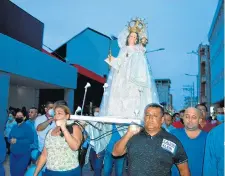  ?? ?? Cargar a la Virgen es un orgullo para hombres y mujeres. El policía Javier Carranza lo hace cada año.