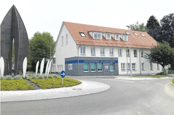  ?? FOTO: GÄSS ?? Stammsitz der Stadtwerke in der Bahnhofstr­aße: Der Verwaltung­sbau ist mit der Zeit zu klein geworden. Also soll für rund 2,5 Millionen Euro ein Anbau errichtet werden.