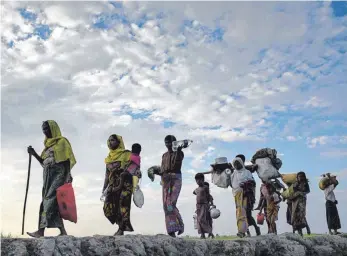  ?? FOTO: DPA ?? Migration – wie hier die Flucht von Angehörige­n der Rohingya-Minderheit aus Birma ins benachbart­e Bangladesc­h – läuft oft chaotisch ab. Der UN-Migrations­pakt soll eine Grundlage bilden, um dies zu ändern.