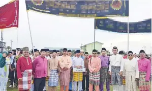  ??  ?? KONTINJEN SMK Agama Keningau johan kategori sekolah menengah dalam pertanding­an sepanduk bergambar bersama Sairin serta tetamu yang lain.